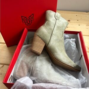 BEAST FASHION Cream Heeled Boots